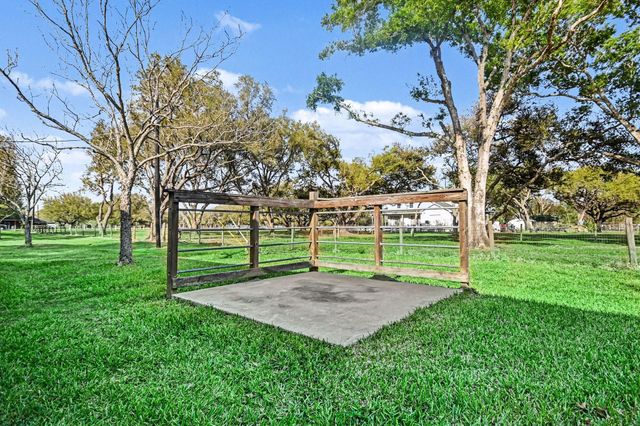 21503 Pecan Bend Road, Damon, TX 77430