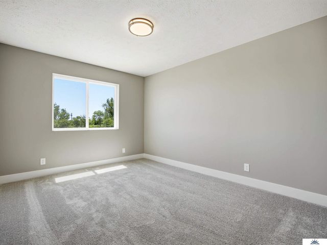 7901 N 94th Street, Omaha, NE 68122