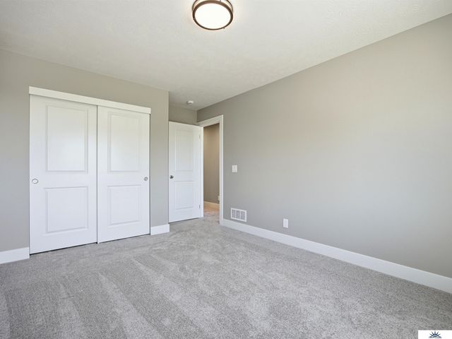 7901 N 94th Street, Omaha, NE 68122