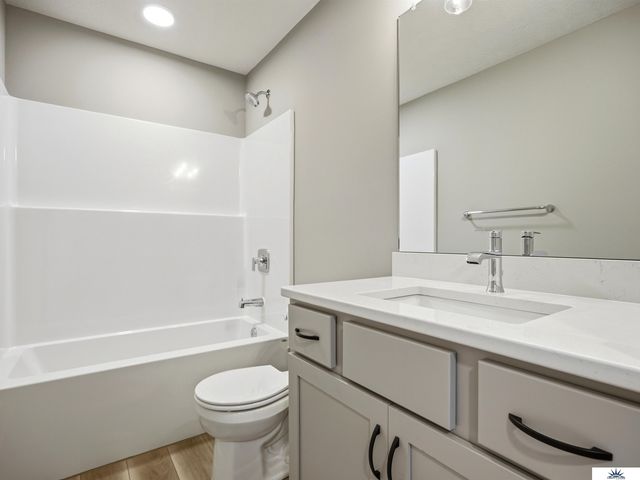 7901 N 94th Street, Omaha, NE 68122