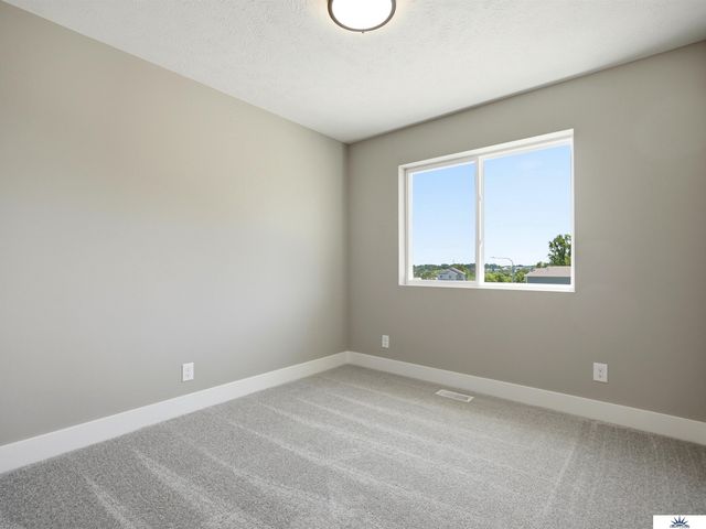 7901 N 94th Street, Omaha, NE 68122
