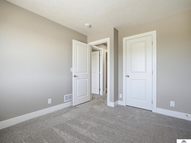 7901 N 94th Street, Omaha, NE 68122