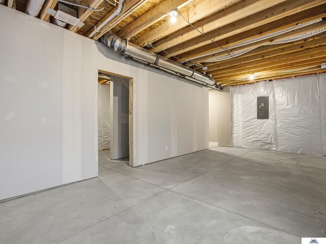 7901 N 94th Street, Omaha, NE 68122