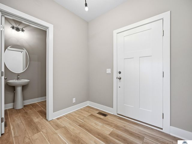7901 N 94th Street, Omaha, NE 68122
