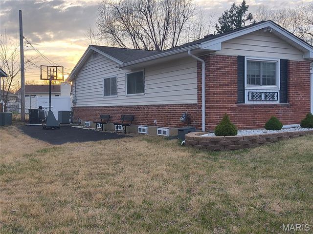 2703 Aberdeen Drive, Florissant, MO 63033