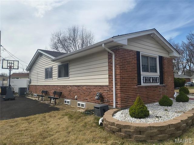 2703 Aberdeen Drive, Florissant, MO 63033