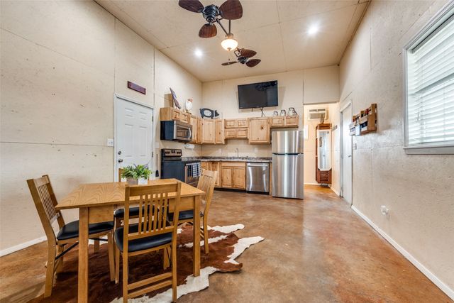 984 County Road 4027, Savoy, TX 75479