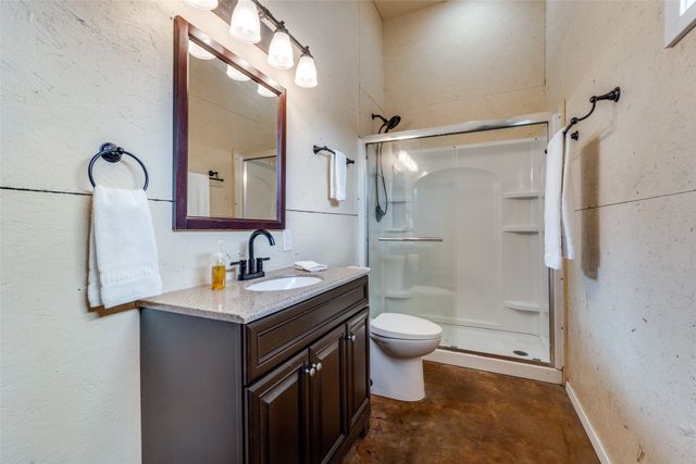 984 County Road 4027, Savoy, TX 75479