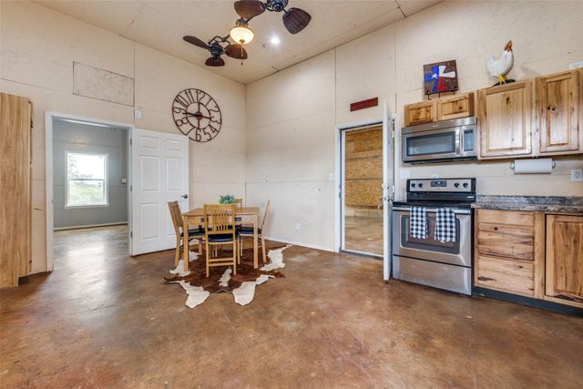 984 County Road 4027, Savoy, TX 75479