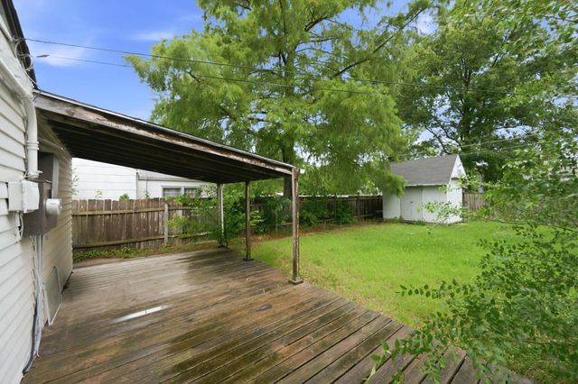 5732 E Castle Dr, Wichita, KS 67218