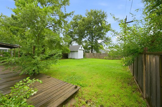 5732 E Castle Dr, Wichita, KS 67218