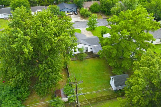 5732 E Castle Dr, Wichita, KS 67218