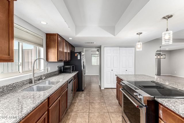 4502 W CAROL Avenue, Glendale, AZ 85302