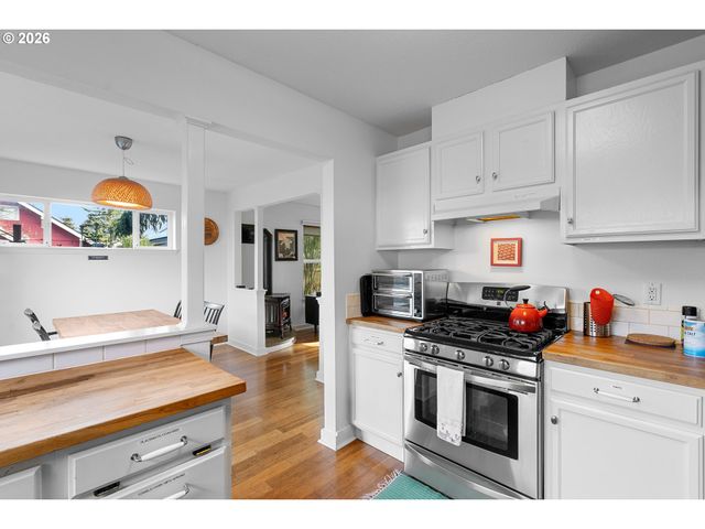 837 Ne ROSELAWN St, Portland, OR 97211