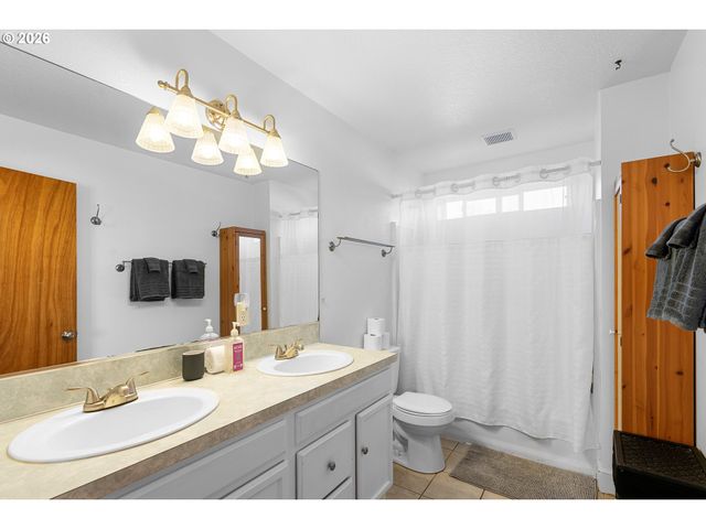 837 Ne ROSELAWN St, Portland, OR 97211