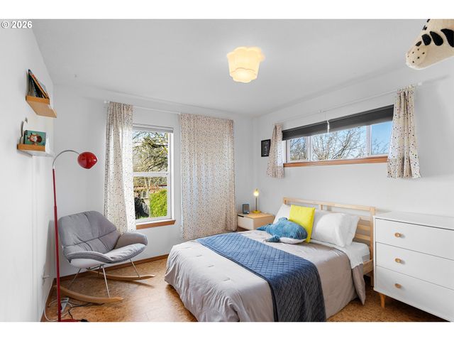 837 Ne ROSELAWN St, Portland, OR 97211