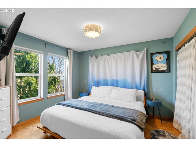 837 Ne ROSELAWN St, Portland, OR 97211