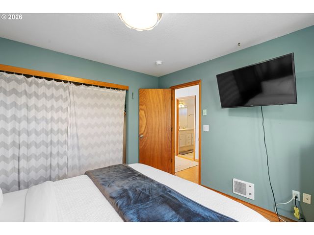 837 Ne ROSELAWN St, Portland, OR 97211