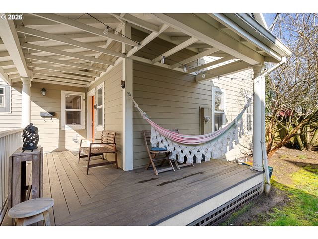 837 Ne ROSELAWN St, Portland, OR 97211