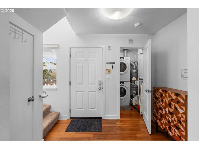 837 Ne ROSELAWN St, Portland, OR 97211