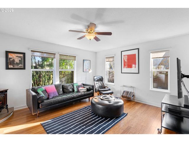 837 Ne ROSELAWN St, Portland, OR 97211