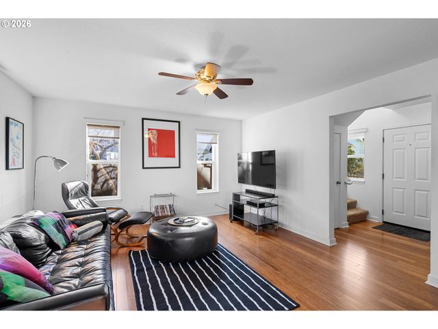 837 Ne ROSELAWN St, Portland, OR 97211