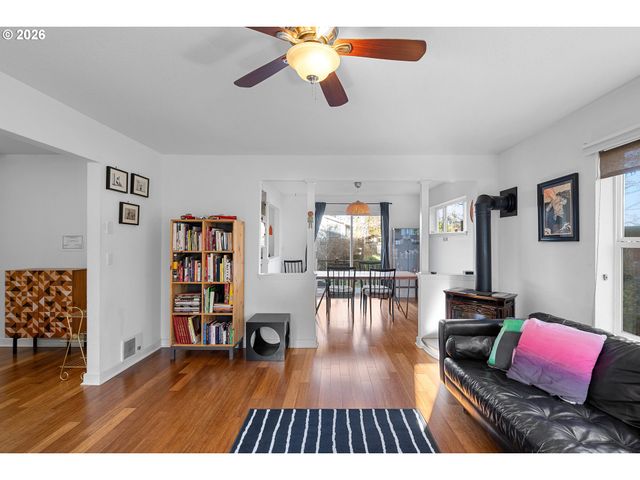 837 Ne ROSELAWN St, Portland, OR 97211