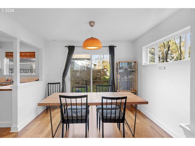837 Ne ROSELAWN St, Portland, OR 97211