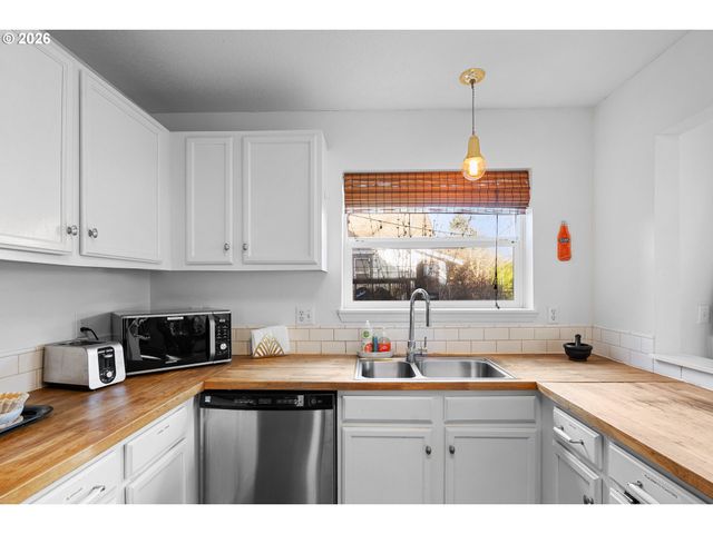 837 Ne ROSELAWN St, Portland, OR 97211