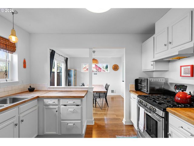 837 Ne ROSELAWN St, Portland, OR 97211