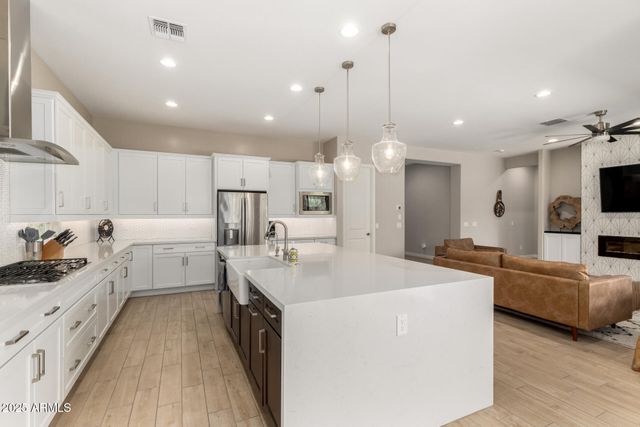 3046 E CREST Lane, Phoenix, AZ 85050