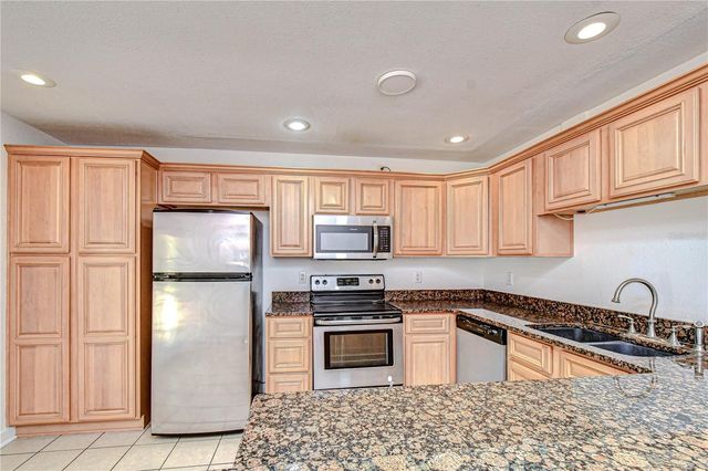 2002 E WILLOW DR, Plant City, FL 33566