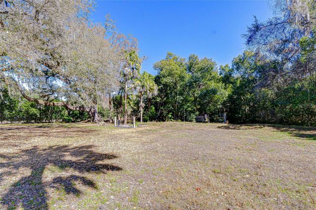 2002 E WILLOW DR, Plant City, FL 33566