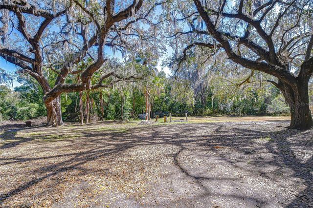 2002 E WILLOW DR, Plant City, FL 33566