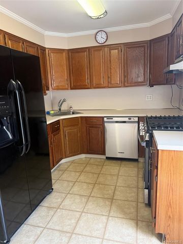 35 Midwood Avenue, Farmingdale, NY 11735