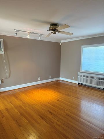 35 Midwood Avenue, Farmingdale, NY 11735