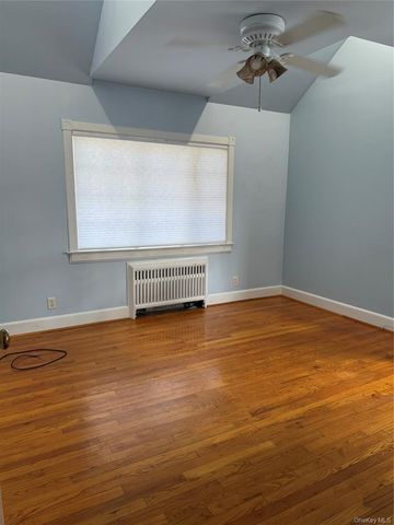 35 Midwood Avenue, Farmingdale, NY 11735