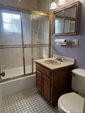 35 Midwood Avenue, Farmingdale, NY 11735