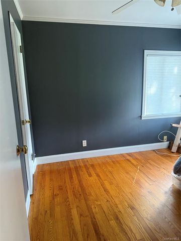 35 Midwood Avenue, Farmingdale, NY 11735