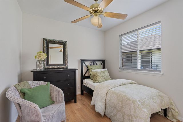 208 Meadowside DR, Hutto, TX 78634