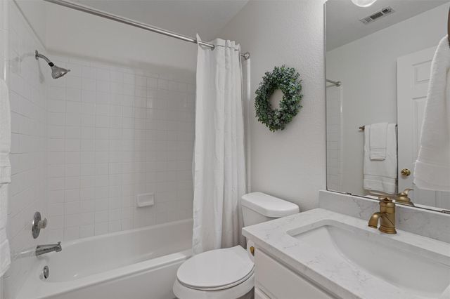 208 Meadowside DR, Hutto, TX 78634