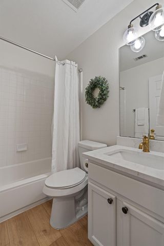 208 Meadowside DR, Hutto, TX 78634