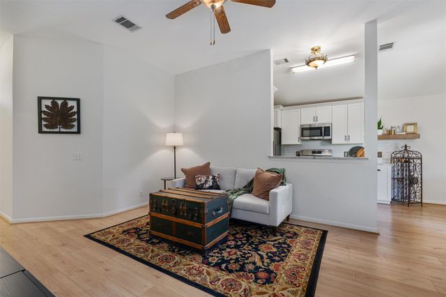 208 Meadowside DR, Hutto, TX 78634