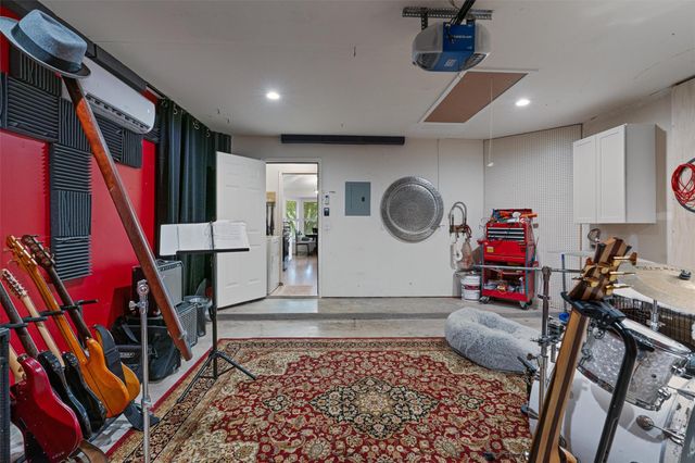 208 Meadowside DR, Hutto, TX 78634