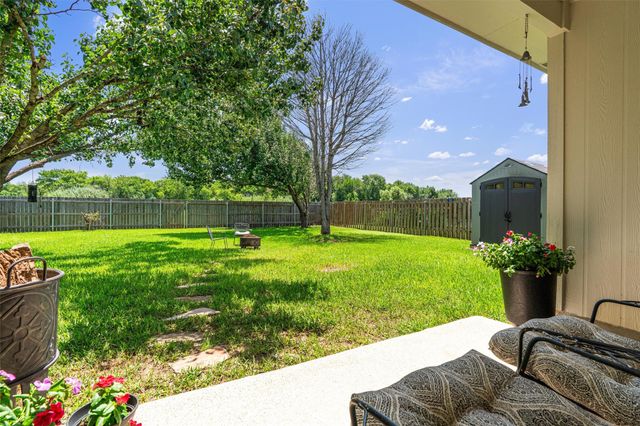 208 Meadowside DR, Hutto, TX 78634