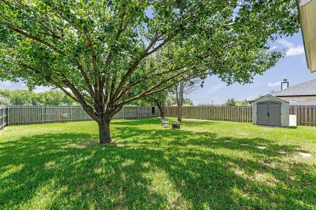 208 Meadowside DR, Hutto, TX 78634