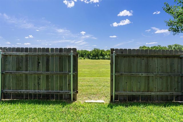 208 Meadowside DR, Hutto, TX 78634