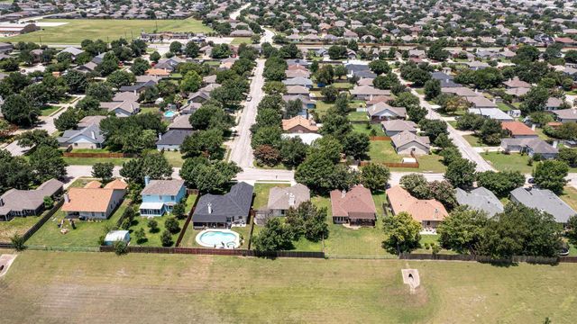 208 Meadowside DR, Hutto, TX 78634