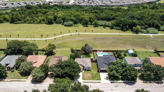 208 Meadowside DR, Hutto, TX 78634
