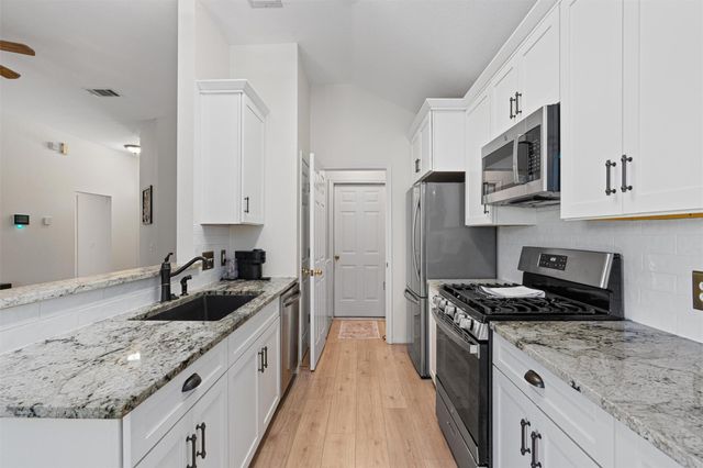 208 Meadowside DR, Hutto, TX 78634